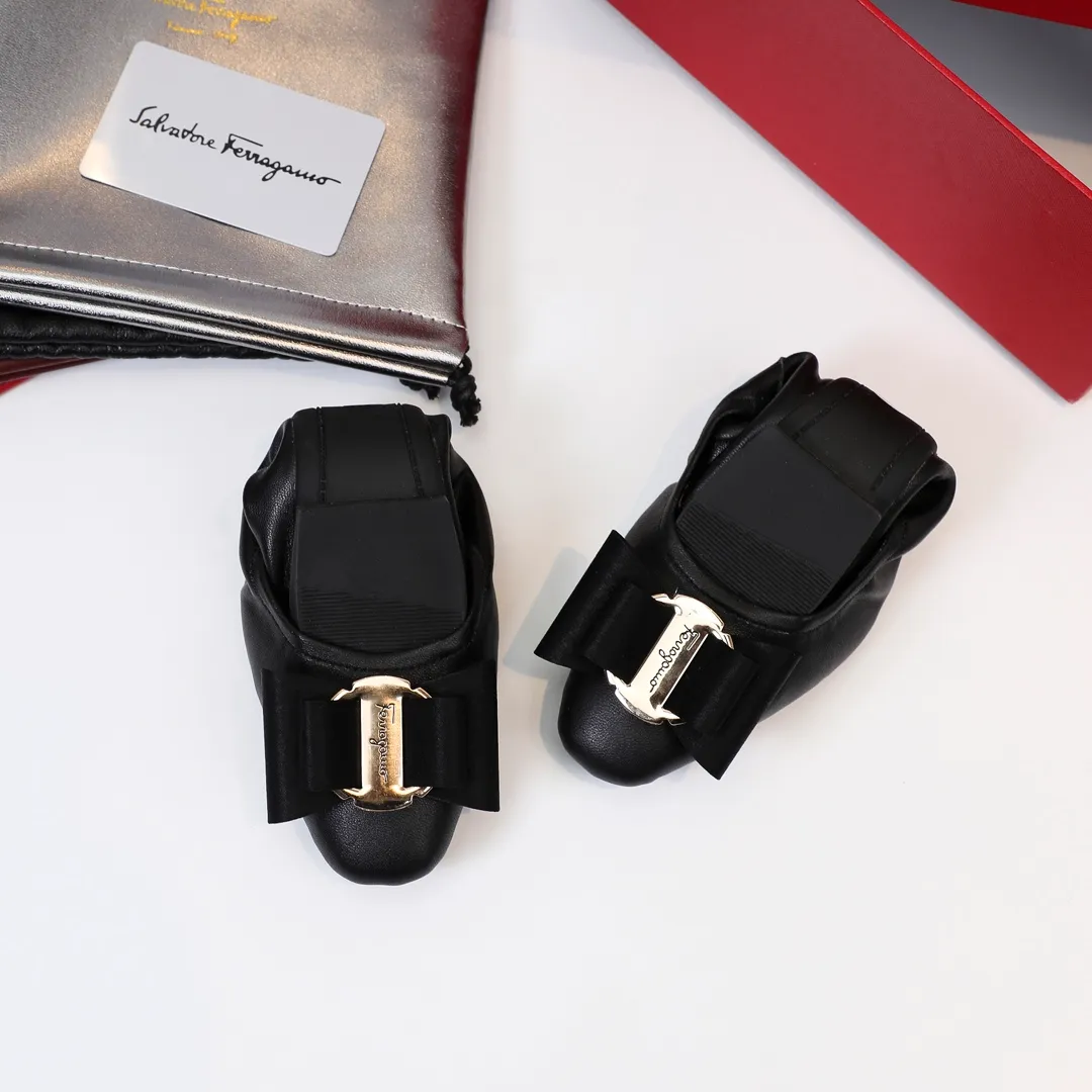 👟👟Ex-factory price 360👟👟 Early spring new style Salvatore Ferragamo hot style small square toe egg roll shoes [wit] 5mm high elastic latex, so soft you want to cry❗️The toe is equipped with Ferragamo's signature hardware butterfly🦋 buckle. Newly opened mold and upgraded outsole, 1cm heel is comfortable and not tiring. Upper: mixed sheepskin Inner pads: light goatskin (non-fading) Color: black, white, gun, red, burgundy, blue, pink Code number: 34-41